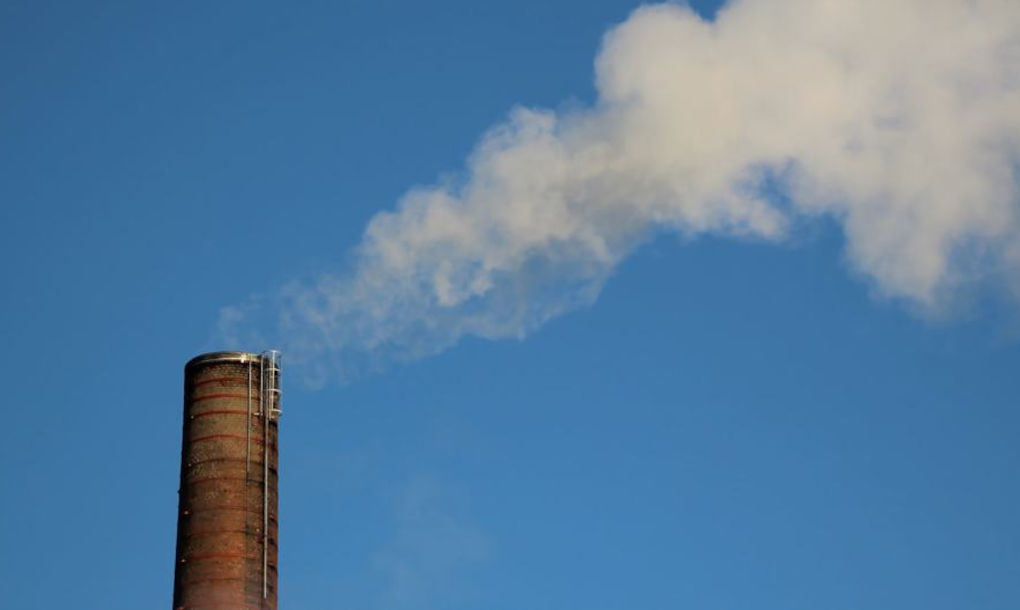 Chimenea-emite-gases