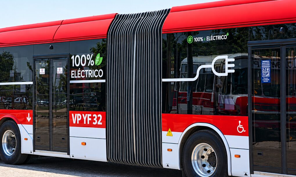 Autobús eléctrico articulado moderno